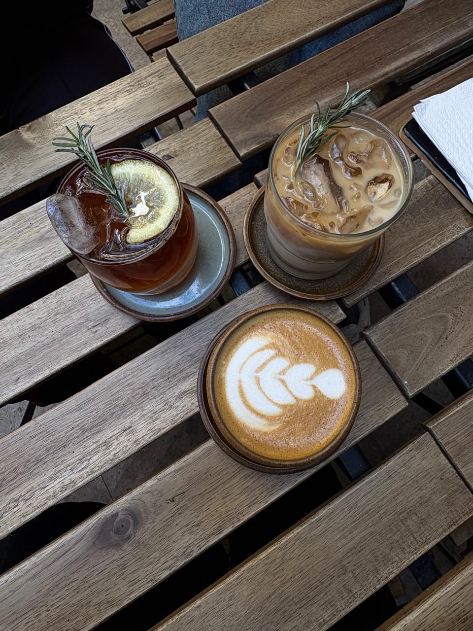 Selección de bebidas de café sobre una mesa de madera