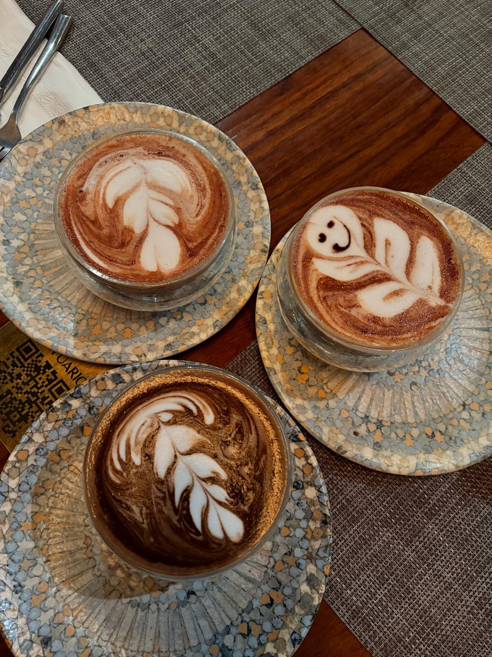 Tres bebidas de café con arte latte